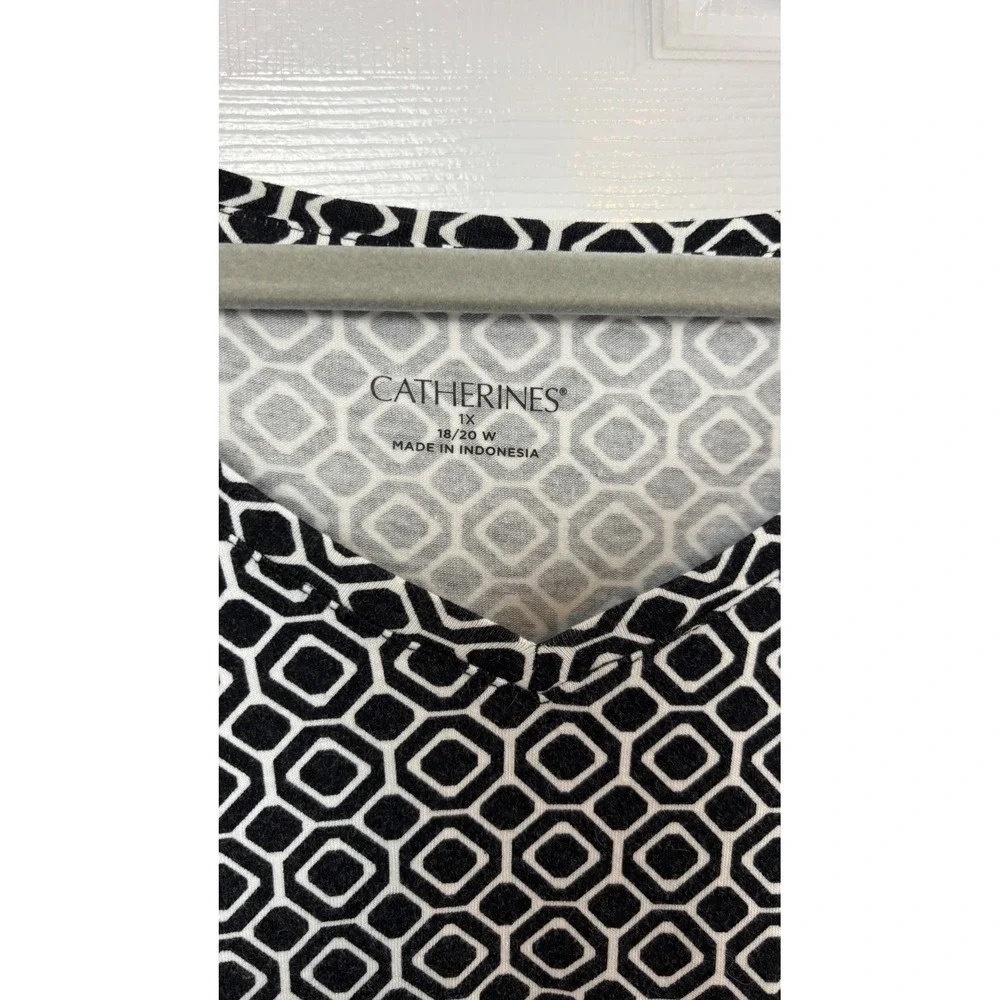 Catherines Women 1X 18/20W Black White Geometric V-Neck Short Sleeve Top